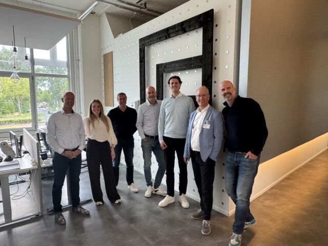 theFactor.e sluit zich aan bij Samenwerking Noord. Op de foto staan vertegenwoordigers van Samenwerking Noord, de Hanzehogeschool en theFactor.e